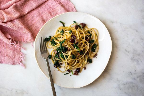 Low FODMAP Quick Pasta with Spinach and Olives Recipe
