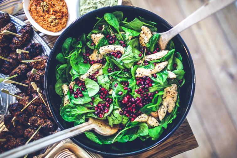 Low FODMAP Spinach & Pomegranate Superfood Salad Recipe - casa de sante