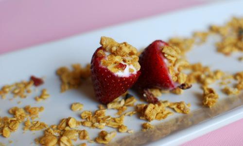 Low FODMAP Yogurt Granola Strawberry “Cheesecake” Bites Recipe - casa de sante